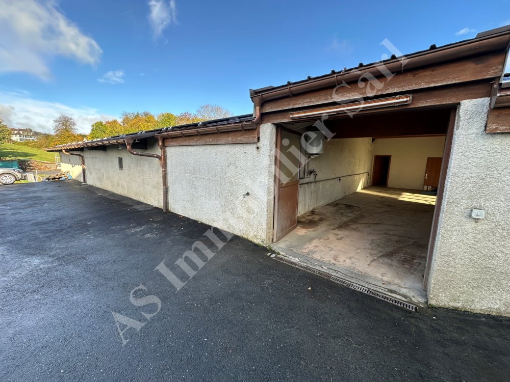 Photo de : 195 m² multi-purpose commercial pre...